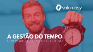 Empresário segurando um despertador.