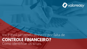 Empresário diante do computador analisando gráficos de controle financeiro.