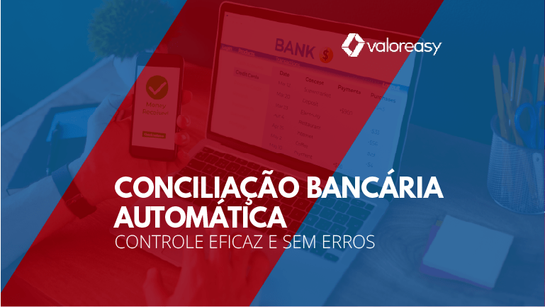 Tela de computador com extrato bancário e celular na mão do profissional.