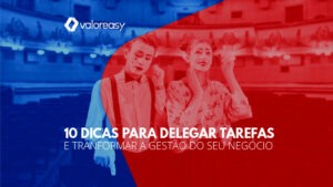 Dois atores de teatro em cena com plateia ao fundo.