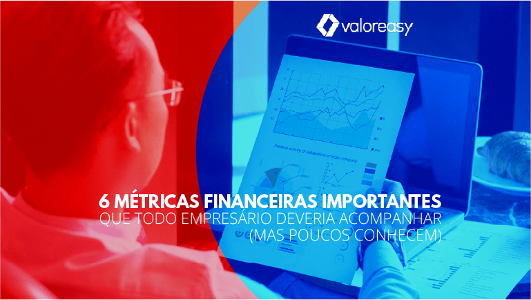 Empresário visto de costas com gráficos em mão
