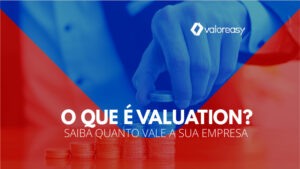 Mão de um homem empilhando moedas em forma de escada.