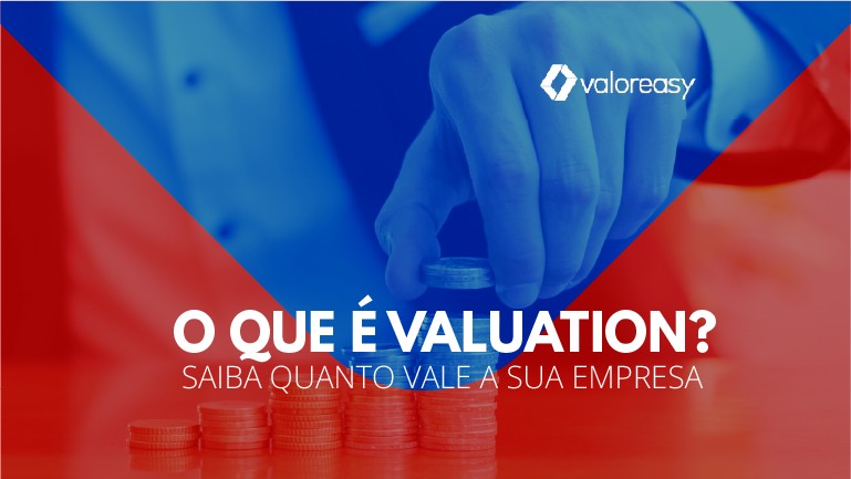 Mão de um homem empilhando moedas em forma de escada.