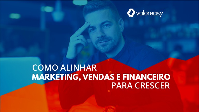 Empresário com a mão elevada à cabeça aparentando prestar atenção em algo