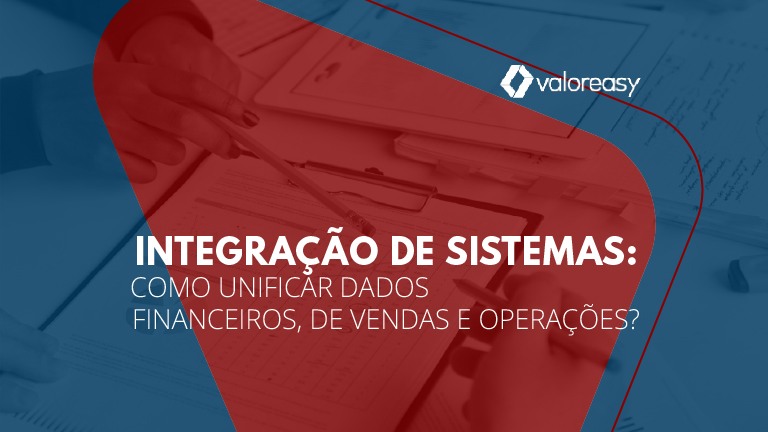 Profissionais segurando lápis e analisando planilha manual sobre a mesa.