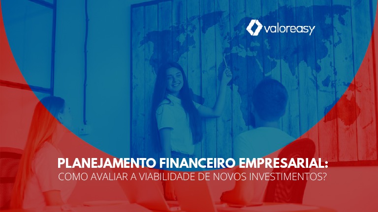 Jovens empresários reunidos observando o mapa mundi na parede