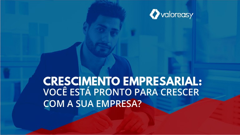 Mulher de negócios sorridente lendo dados na tela laptop