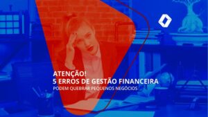 Mulher jovem pensando, sentada à mesa do escritório, segurando um documento.