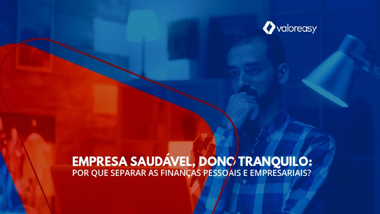 Empresário pensativo enquanto olha para o computador