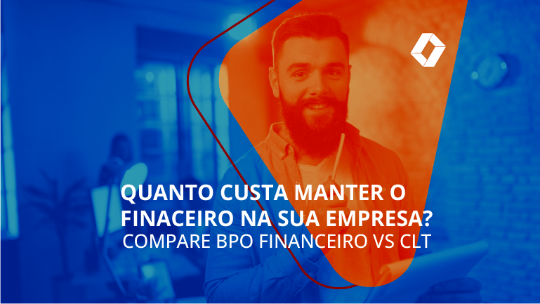 Homem com barba sorrindo, segura uma caneta e um bloco de anotações em um ambiente corporativo.