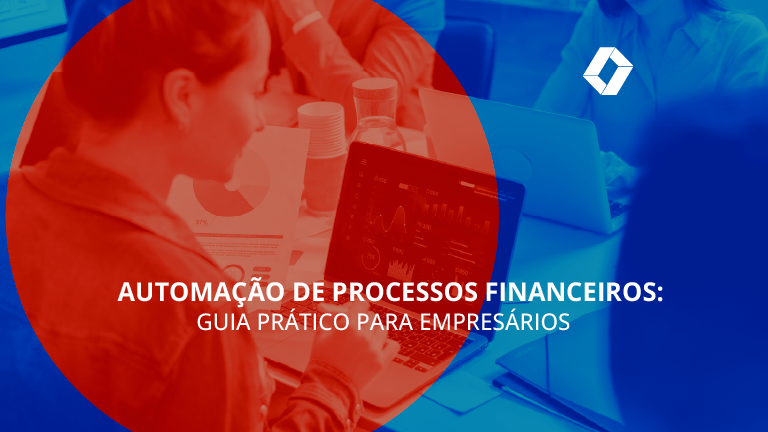 Empresária observa gráficos em um laptop sobre a mesa de reunião.