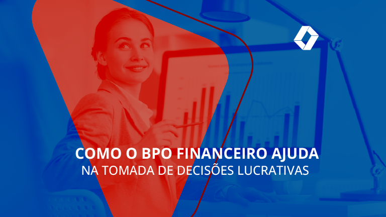 Mulher enquanto aponta para um gráfico exibido em um monitor de computador.