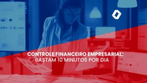 Empresária em pé, diante de uma mesa com papéis, segurando gráficos nas mãos.