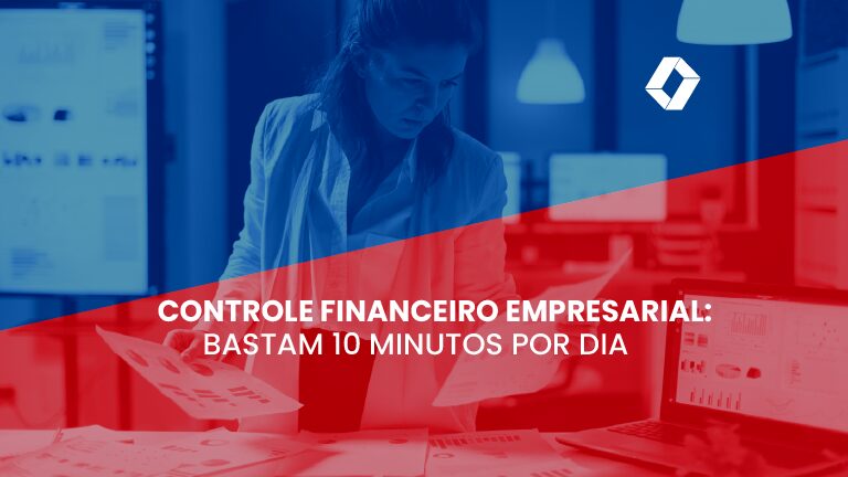 Empresária em pé, diante de uma mesa com papéis, segurando gráficos nas mãos.