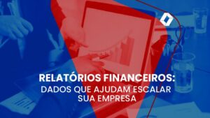 Mãos de profissionais apontando um gráfico em crescimento na tela do laptop.