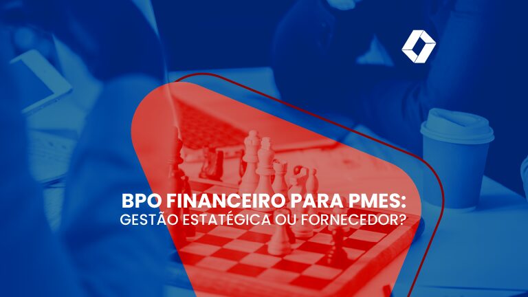 Tabuleiro de xadrez sobre uma mesa de escritório, em partida em andamento entre profissionais de negócios.