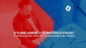 Empresário sentado à mesa, analisando documentos financeiros e planilhas, com anotações em um caderno.