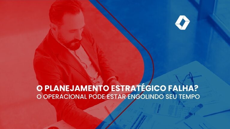 Empresário sentado à mesa, analisando documentos financeiros e planilhas, com anotações em um caderno.