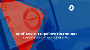 Mão de um empresário apontando com uma caneta dados em um gráfico financeiro na tela do laptop.