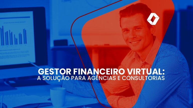 Empresário sorri enquanto aponta para gráficos financeiros exibidos em um monitor durante reunião no escritório.