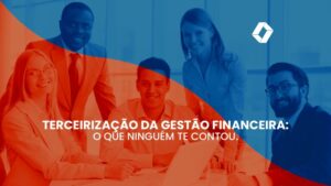 Grupo de profissionais de BPO financeiro em um escritório moderno, ao redor de uma mesa com um notebook aberto, em reunião de trabalho.