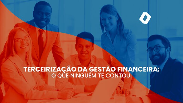 Grupo de profissionais de BPO financeiro em um escritório moderno, ao redor de uma mesa com um notebook aberto, em reunião de trabalho.
