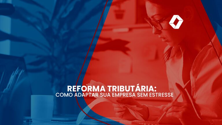 Mulher de óculos, sentada à mesa em um escritório, analisa recibos e documentos financeiros enquanto segura um lápis; sobre a mesa há calculadora, caderno, computador e uma xícara