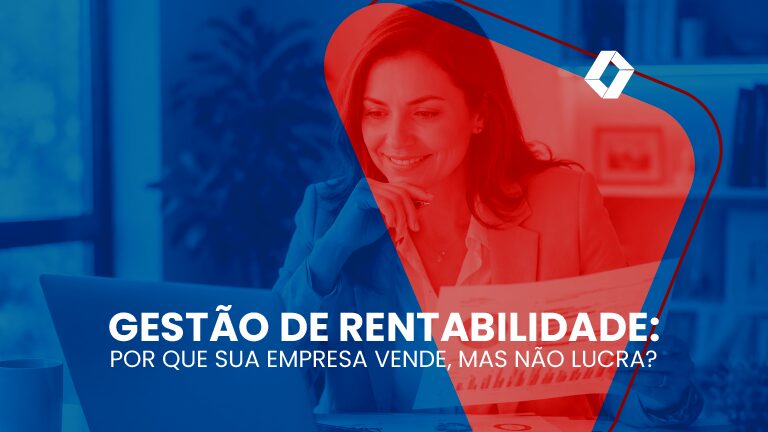 Empresária em escritório, com expressão amistosa, analisando gráficos impressos enquanto utiliza um laptop sobre a mesa organizada.